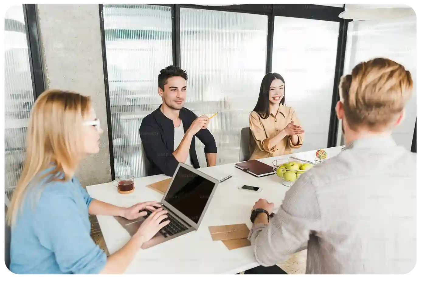 Grafisk element fra Flows Systems, specialister i Make.com-løsninger inden for regnskab, ERP, webshop, lager, WMS, POS, marketing, abonnement, filintegration, AI og dokumenthåndtering.